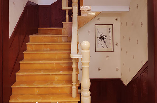 金川中式别墅室内汉白玉石楼梯的定制安装装饰效果